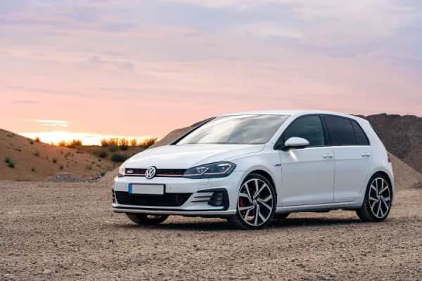 Mit Mietwagen VW Golf zur Altstadt Ano Poli fahren