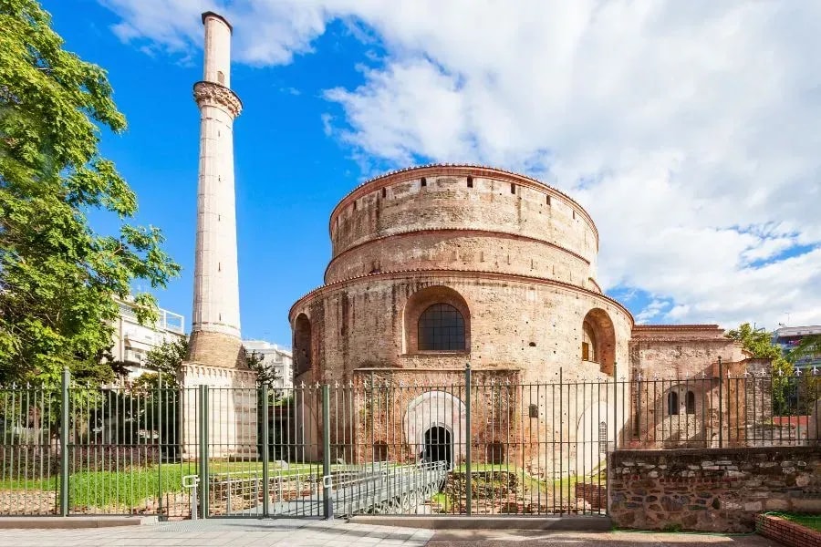 Die Rotunde besichtigen und mit Mietwagen Opel Astra flexibel unterwegs sein