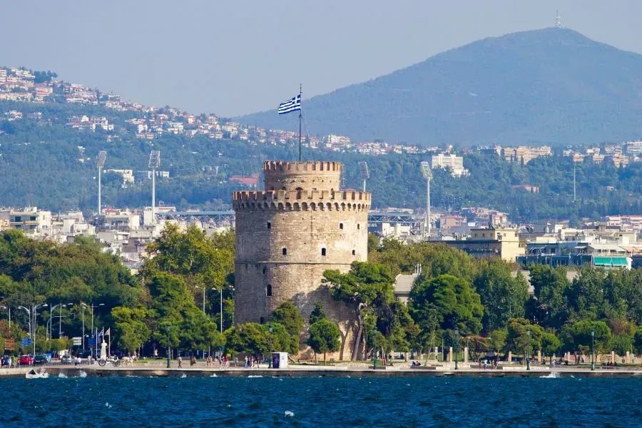 Thessaloniki mit Mietwagen Ford Fiesta erkunden und den Weißen Turm besuchen