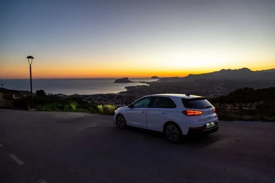 Heilige Dimitrios Kirche besuchen und mit Mietwagen Hyundai bequem reisen